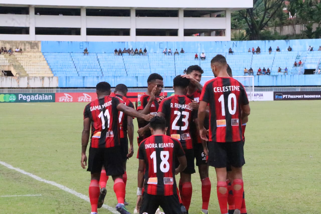 Ramai Rumakiek bersama rekannya ketika melakukan selebrasi usai mencetak gol ke gawang Kalteng Putra.