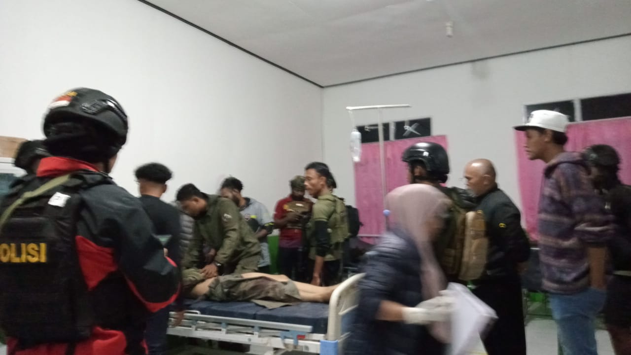 Situasi saat anggota Satgas Operasi Damai Cartenz yang terkena tembakan mendapat perawatan.
