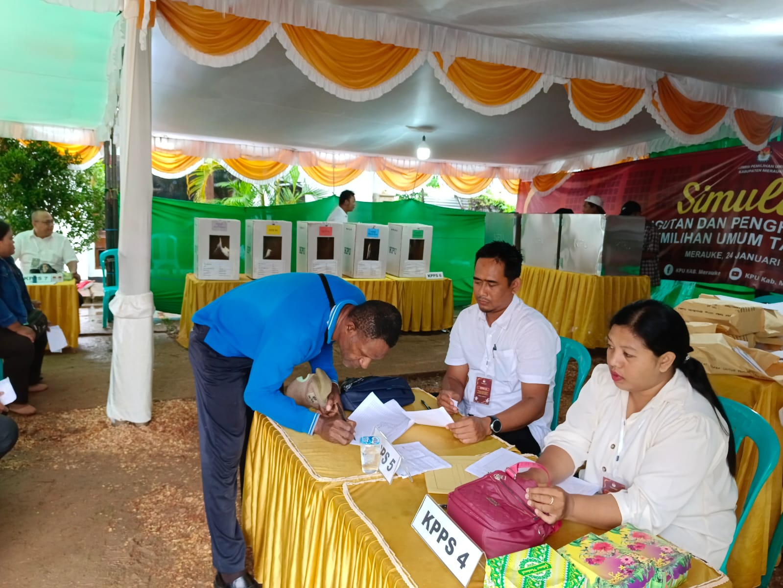 Simulasi pungut hitung yang dilakukan KPU Kabupaten Merauke di halaman KPU Merauke, Rabu (24/01/2024).