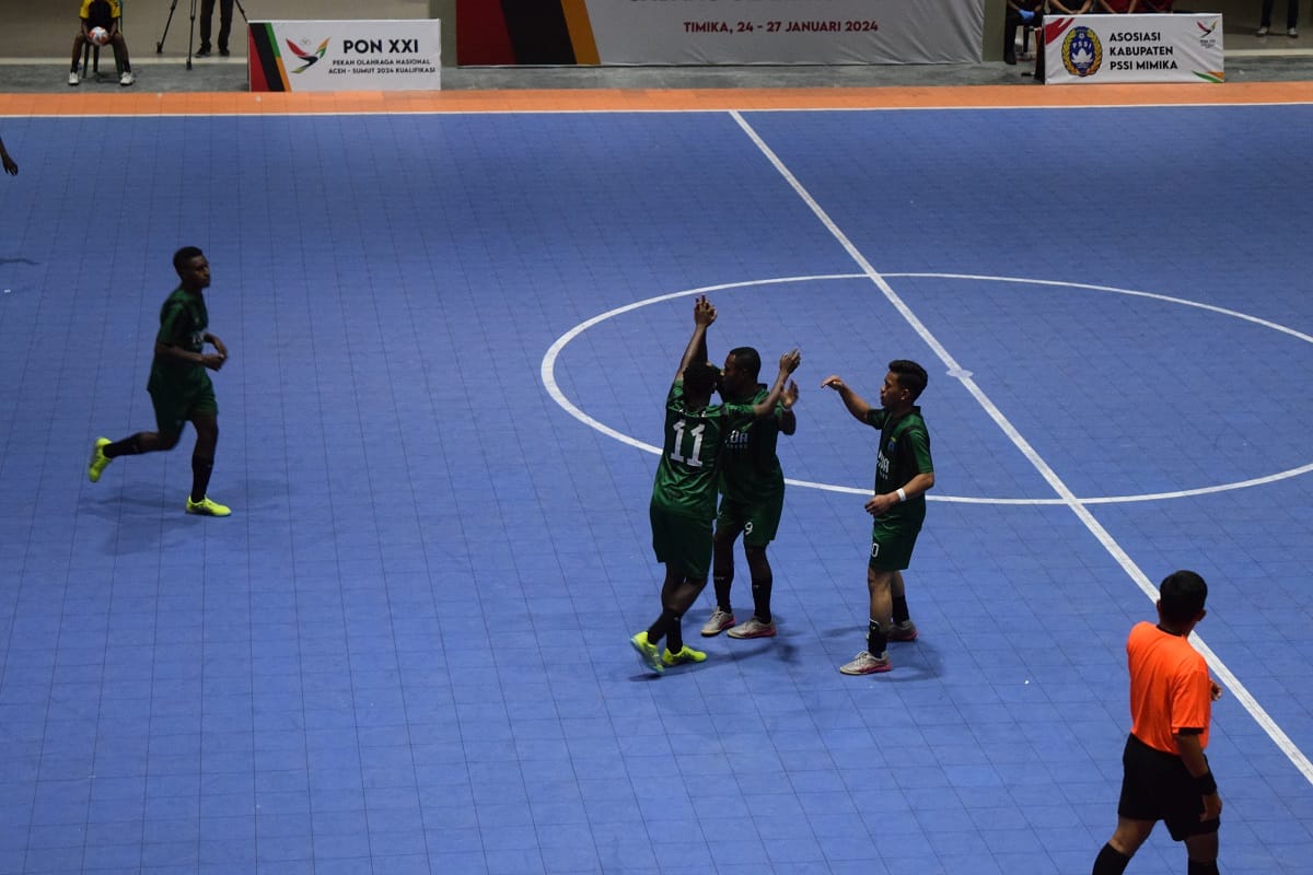 Tim Futsal Putra Pra PON Papua Pegunugan saat merayakan kemenangan 7-3 atas Tim Futsal Pra PON Papua Tengah di GOR Futsal Mimika, Rabu (24/1/2024).