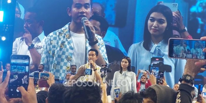 Didampingi Istrinya, Selvi Ananda, Cawapres Nomor Urut 2, Gibran Rakabuming Raka, berkampanye di GOR Cenderawasih Jayapura, Papua, Jumat (26/1/2024).