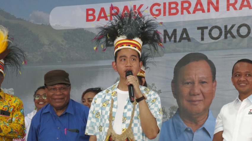 Cawapres Nomor Urut 2, Gibran Rakabuming Raka, saat bertemu tokoh adat Papua di Sentani, Kabupaten Jayapura, Jumat (26/1/2024).