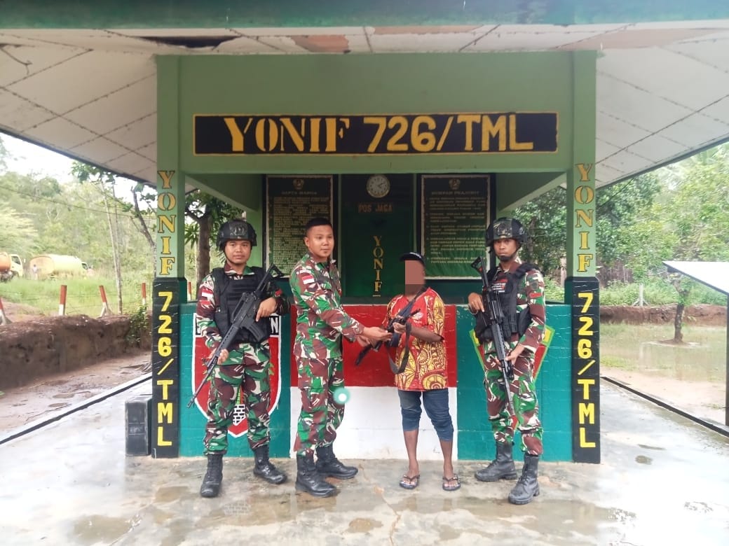 Satgas Pamtas Status Yonif 726/Tamalatea saat terima senjata rakitan laras panjang dari seorang warga Sota, Kabupaten Merauke, Papua Selatan, Sabtu (27/01/2024).