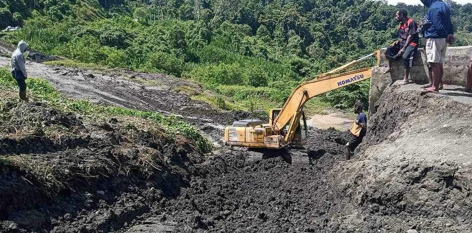 Tampak aktifitas pengerjaan di titik ruas jalan Trans Papua yang terjadi longsor, Selasa (30/01/2024).