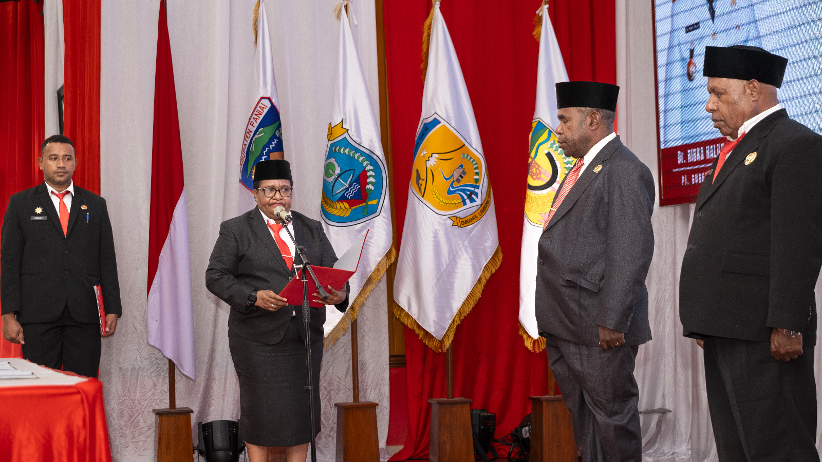 Penjabat (Pj.) Gubernur Papua Tengah, Ribka Haluk melantik pimpinan Majelis Rakyat Papua Tengah (MRP_PT) masa jabatan Tahun 2023-2028. Ia berpesan Pimpinan MRP PT yang dilantik dapat mengangkat harkat