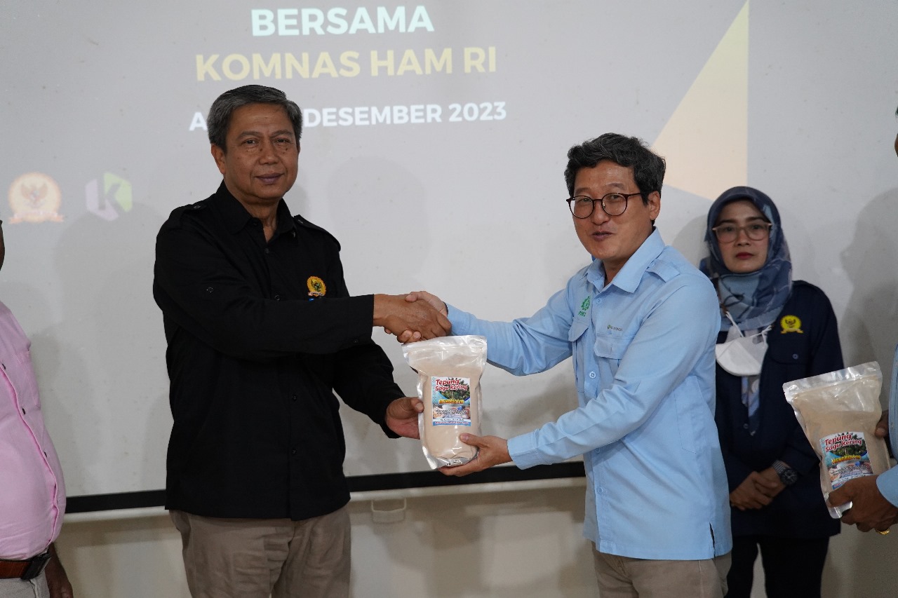 Mr. Park Jibae selaku Pimpinan TSE Group menyerahkan dan memperkenalkan tepung Sagu kepada perwakilan Komnas HAM RI Prabianto di Kantor TSE Group Asiki