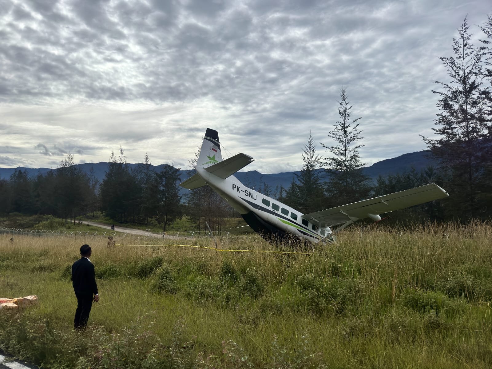 Tampak Pesawat Smart Air PK-SNJ saat mengalami kecelakaan di bandara Aminggaru Kabupaten Puncak, Senin (05_02/2024).