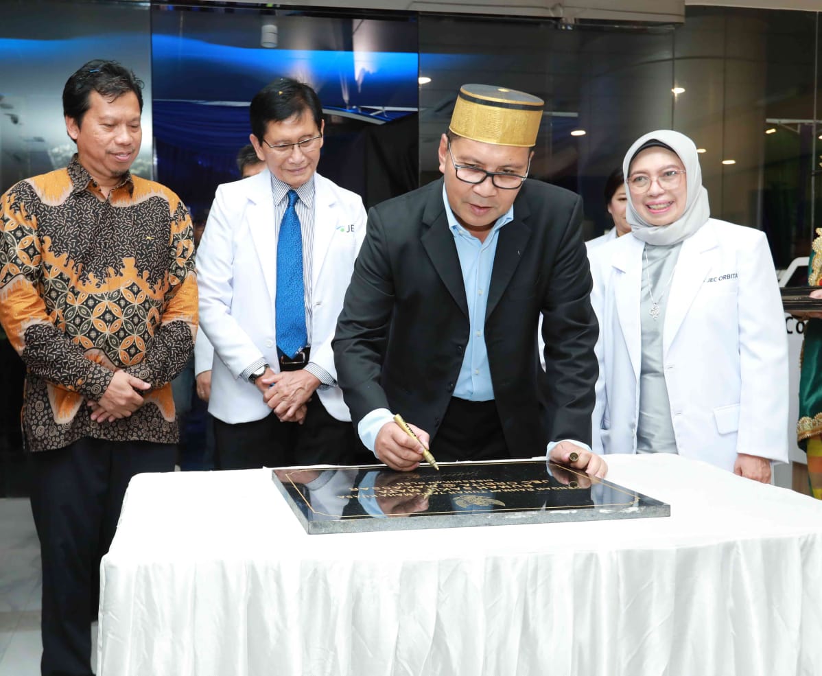 Wali Kota Makassar, Ir. H. Mohammad Ramdhan Pomanto (tengah), menandatangani prasasti peresmian RS Mata JEC-Orbita @ Makassar.