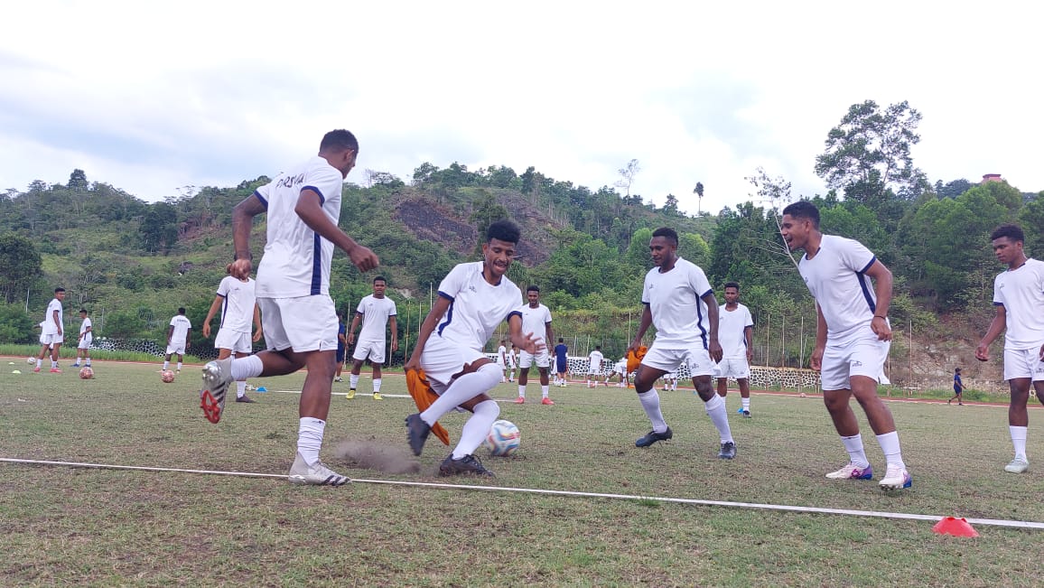 Pemain Persipura ketika berlatih di Stadion Mahacandra Uncen.