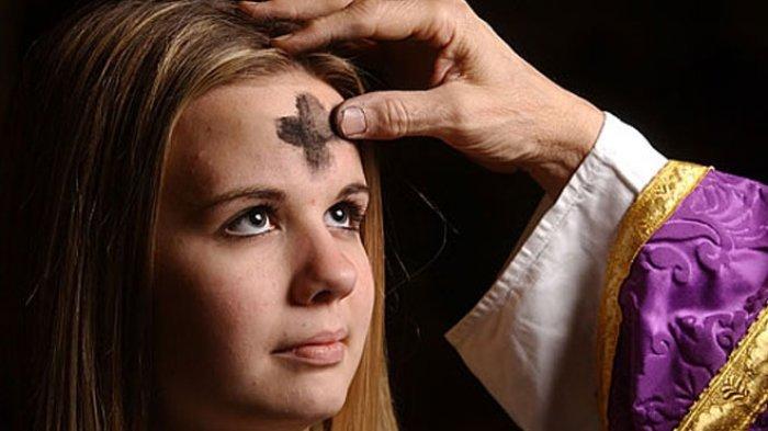 Penerimaan abu pada ibadah Rabu Abu menandai masuk dalam retret Agung masa Pra Paskah.