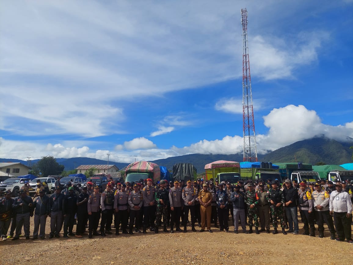 Pj. Bupati Kabupaten Dogiyai, Petrus Agapa (Tengah), Ketua KPU Kabupaten Dogiyai, Elias Petege, Ketua Bawaslu Kabupaten Dogiyai, Natalius Tekege foto bersama dengan jajaran Forkopimda dan perangkat.