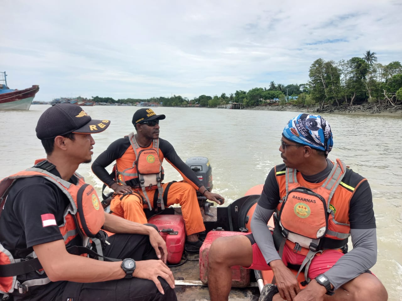 SAR Merauke saat berupaya melakukan pencarian terhadap seorang ABK kapal cumi yang hilang terjatuh dari kapal di Sungai Kumbe, Rabu (14/02/2024)