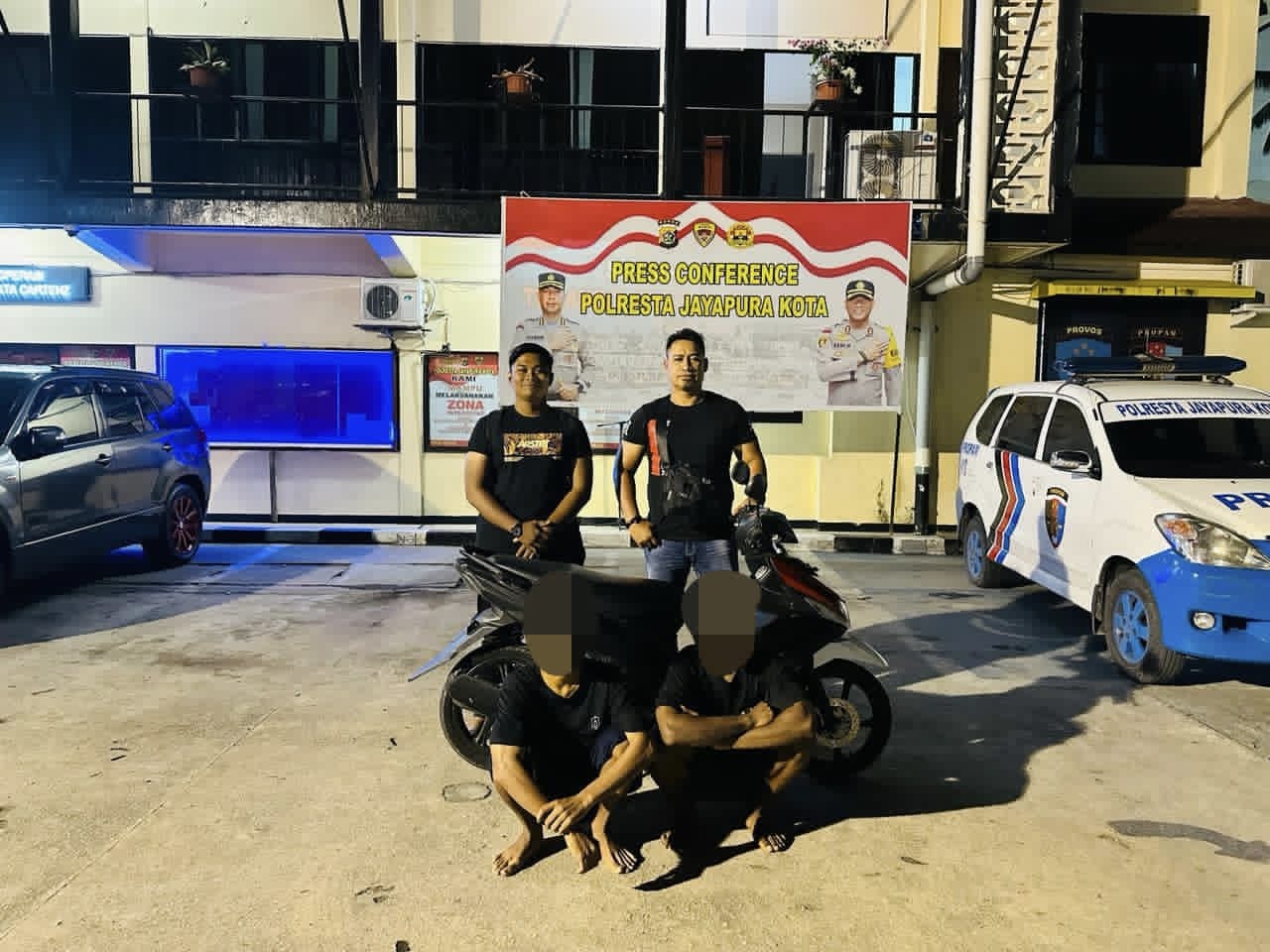 Dua pemuda berinisial JW dan LS merupakan pelaku Curanmor dan barang bukti ganja saat diamankan di Mapolresta Jayapura Kota.