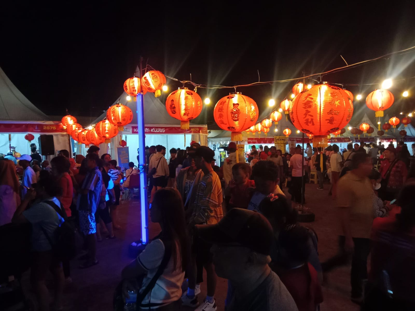 Suasana festival Imlek di PTC Entrop, Kota Jayapura Sabtu (17/2).