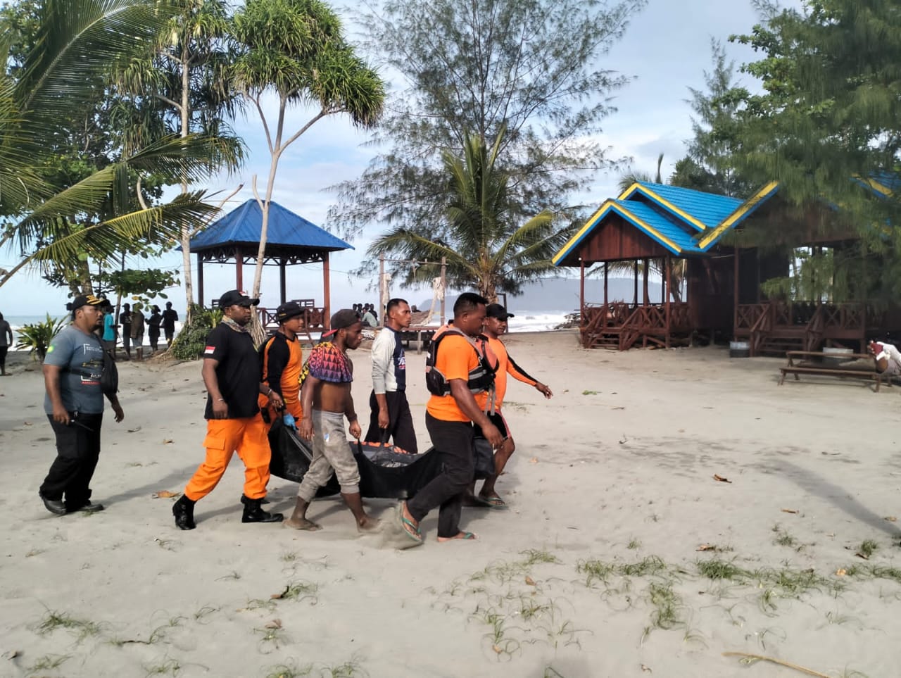 Korban tenggelam atas nama Wes Karoba saat dievakuasi usai ditemukan Tim Gabungan SAR Jayapura, Minggu (18/02/2024).