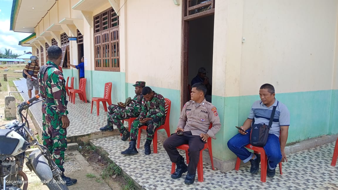 Aparat TNI Polri bersama &ndash; sama menjaga gudang logistic di kantor PPD Distrik Mandobo, Boven Digoel, Senin (19/2).