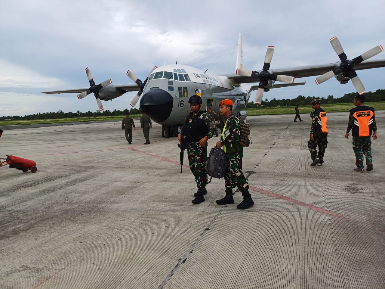 Nampak Pesawat Hercules TNI AU  Mendarat di Nop Goliath Yahukimo.