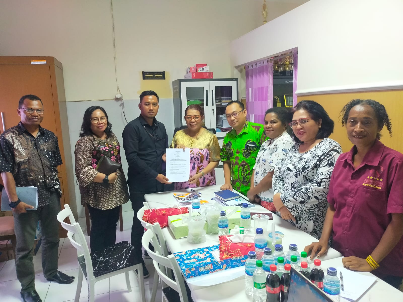 Direktur RSUD Abepura dr. Daisy C Urbinas bersama perwakilan PT Pimanru Jaya memperlihatkan surat perjanjian kerja sama usai penandatanganan, Kamis (22/02/2024).
