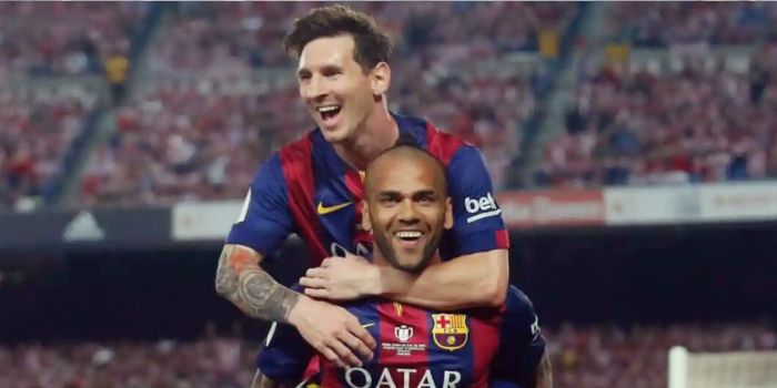 Dani Alves bersama mantan rekannya di Barcelona, Lionel Messi. Dani Alves dijatuhi hukuman 4,5 tahun penjara dalam kasus pemerkosaan.