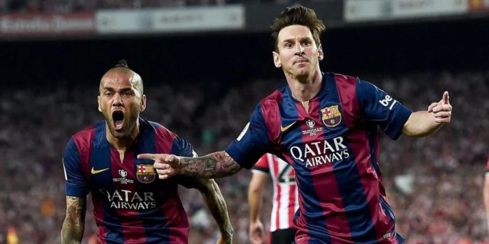 Dani Alves bersama mantan rekannya di Barcelona, Lionel Messi. Dani Alves dijatuhi hukuman 4,5 tahun penjara dalam kasus pemerkosaan.