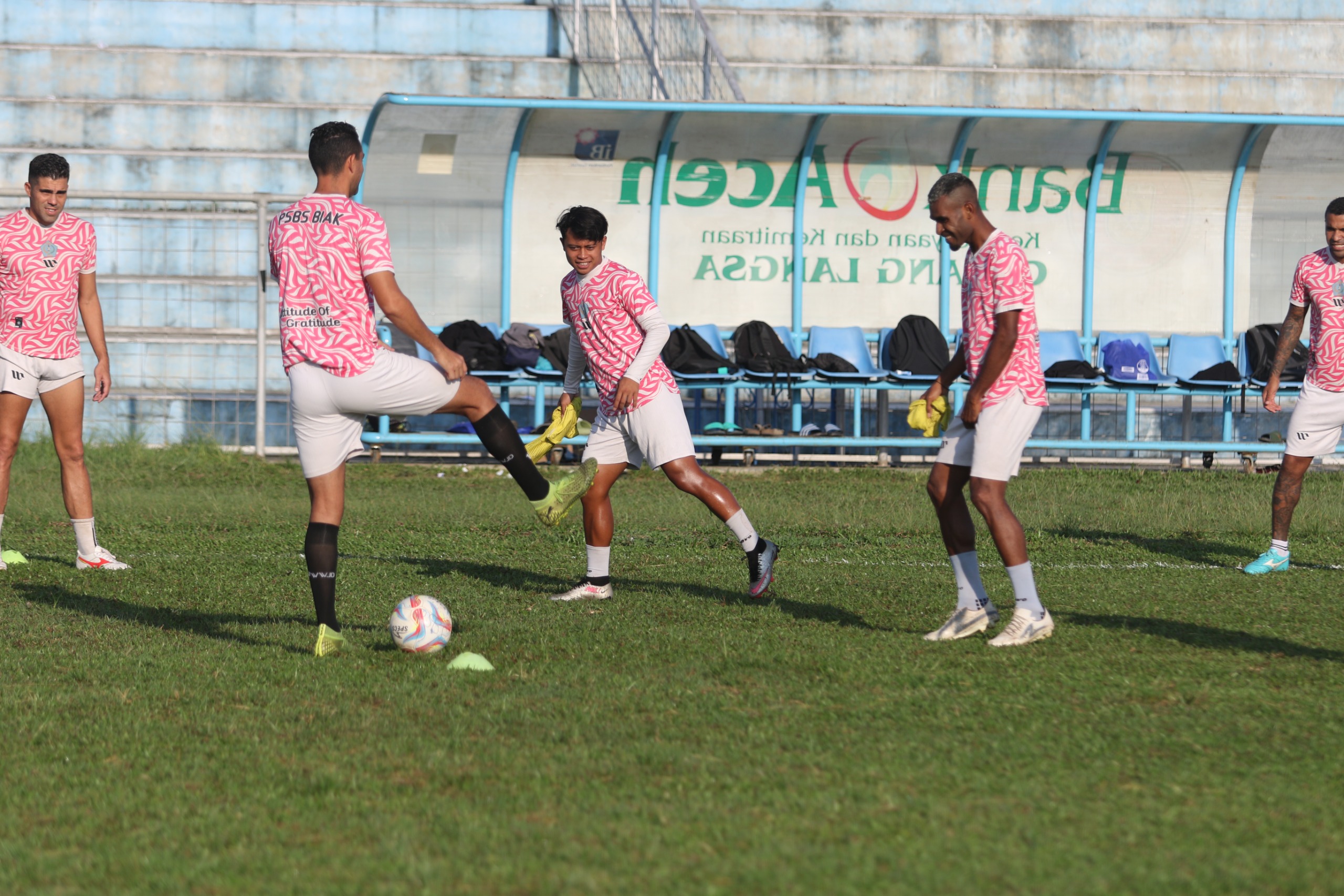 Pemain PSBS Biak ketika uji coba lapangan di Stadion Langsa, Aceh Timur, Sabtu (24/2/2024) sore.