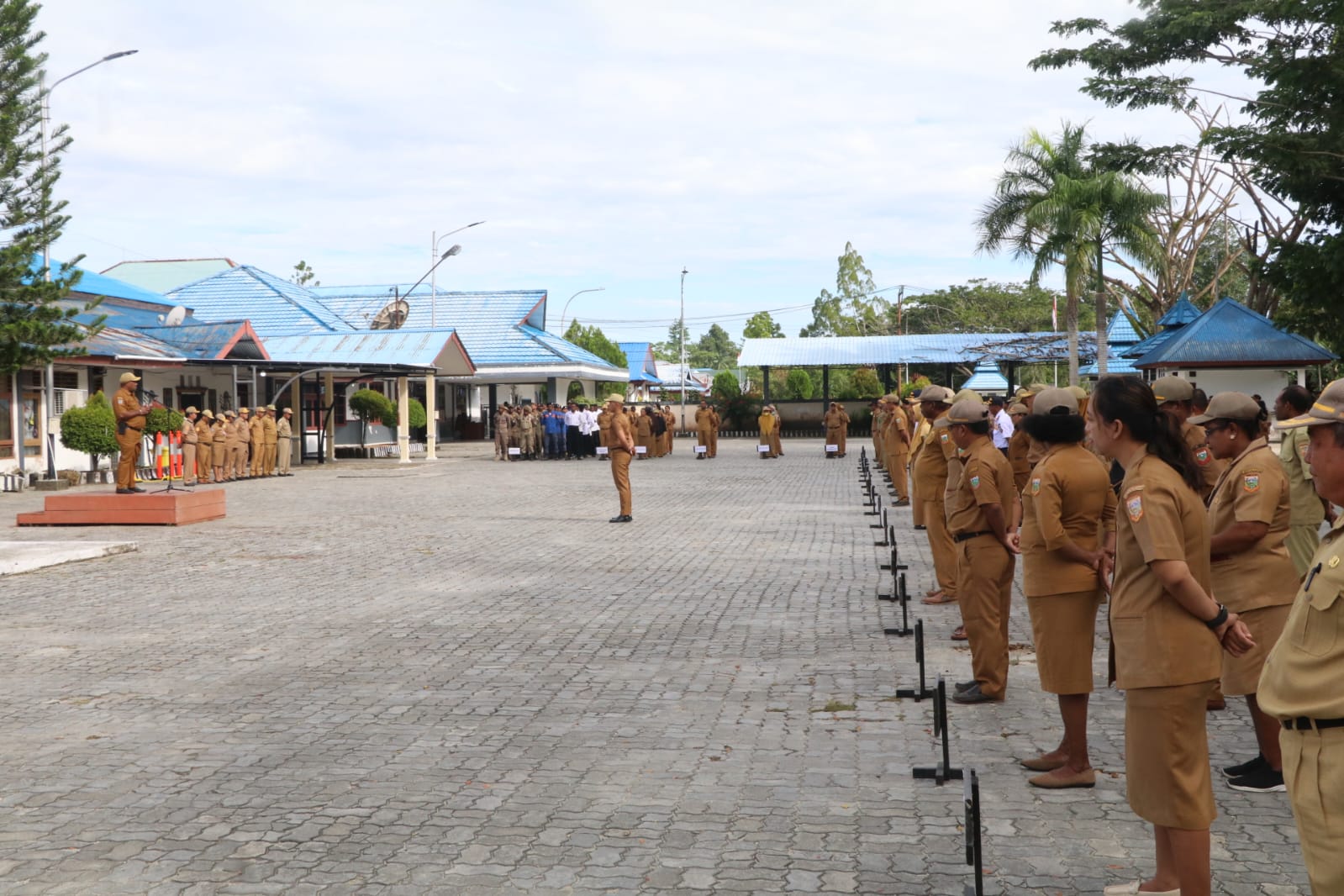 ASN Keerom saat mengikuti apel pagi, di halaman kantor Bupatu Keerom, Senin (26/02/2024).