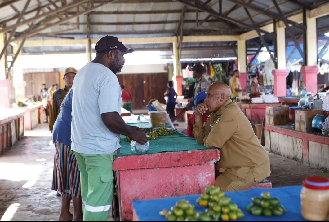 Penjabat Bupati Sarmi, Markus O. Mansnembra, S.H., M.M, bercengkrama dengan para penjual pinang, di Pasar Mararena, Senin (26/2) pekan lalu.