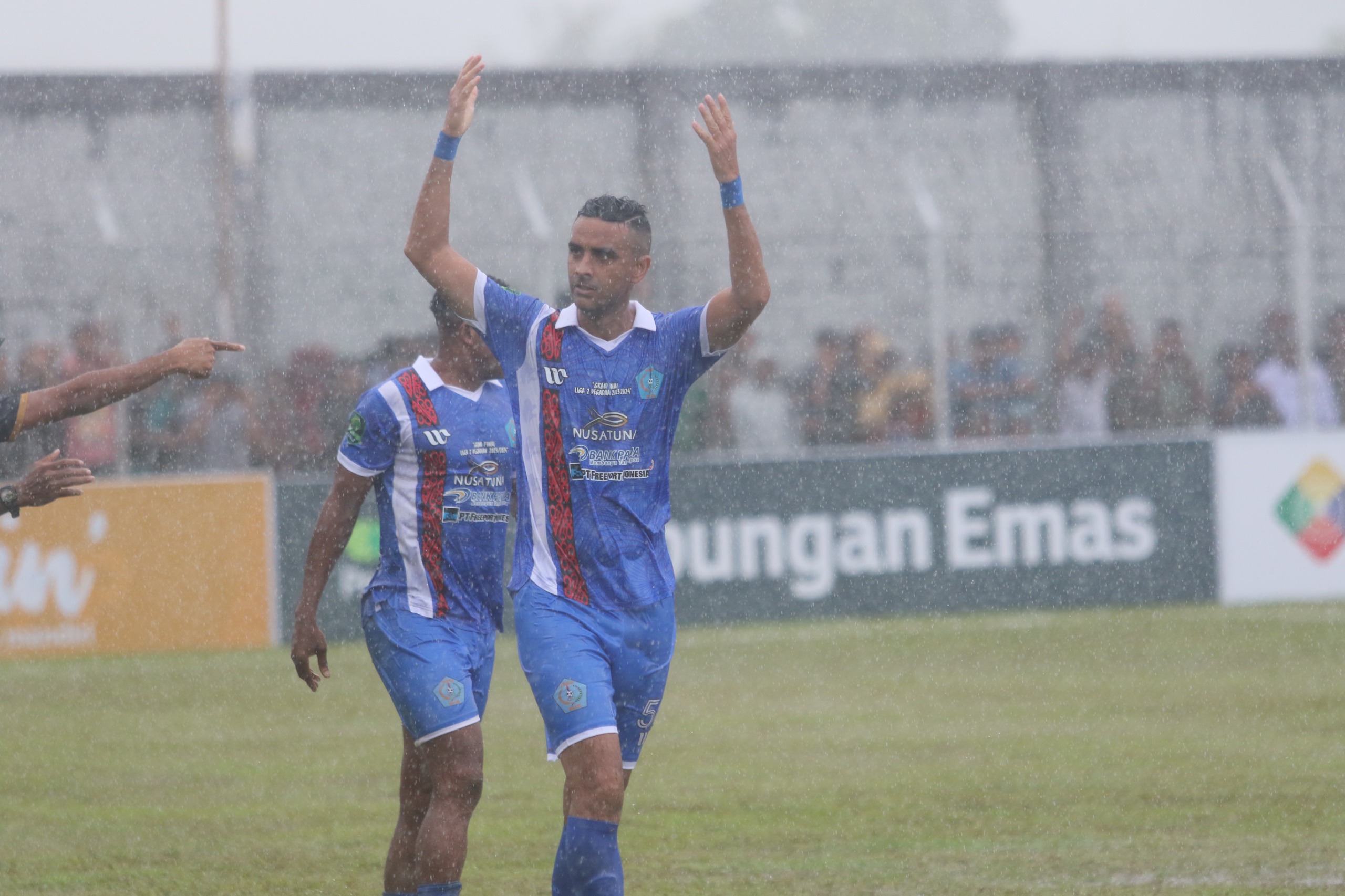 Bek PSBS Biak Otavio Dutra saat merayakan golnya di babak pertama. PSBS Biak menang telak 3-0 atas Semen Padang di leg pertama Final Liga 2, Selasa (5/3/2024).