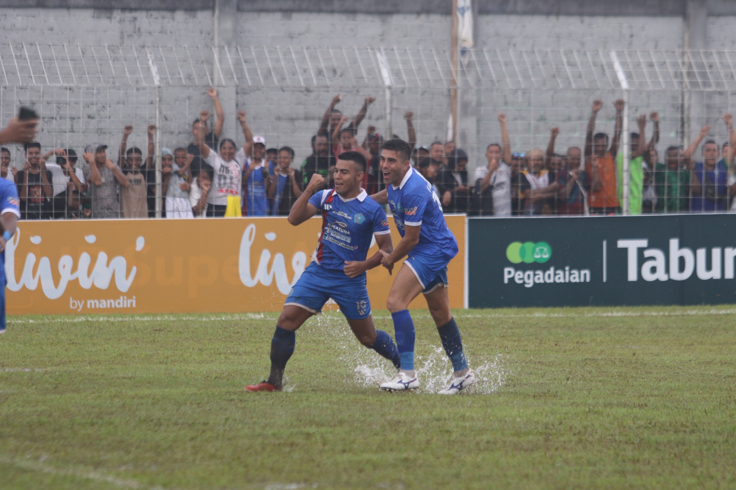 Pemain PSBS Biak, Alexandro Ferreira ketika melakukan selebrasi usai mencetak gol kegawang Semen Padang.