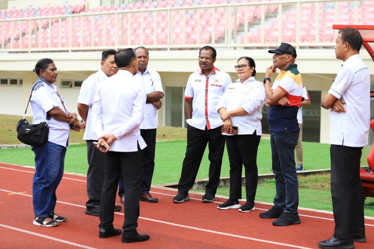 Ketua Asprov PSSI Papua, Benhur Tomi Mano (topi hitam) bersama Pemprov Papua saat mendampingi perwakilan PSSI ketika melakukan inspeksi di Stadion Lukas Enembe, Rabu (06/03/2024).