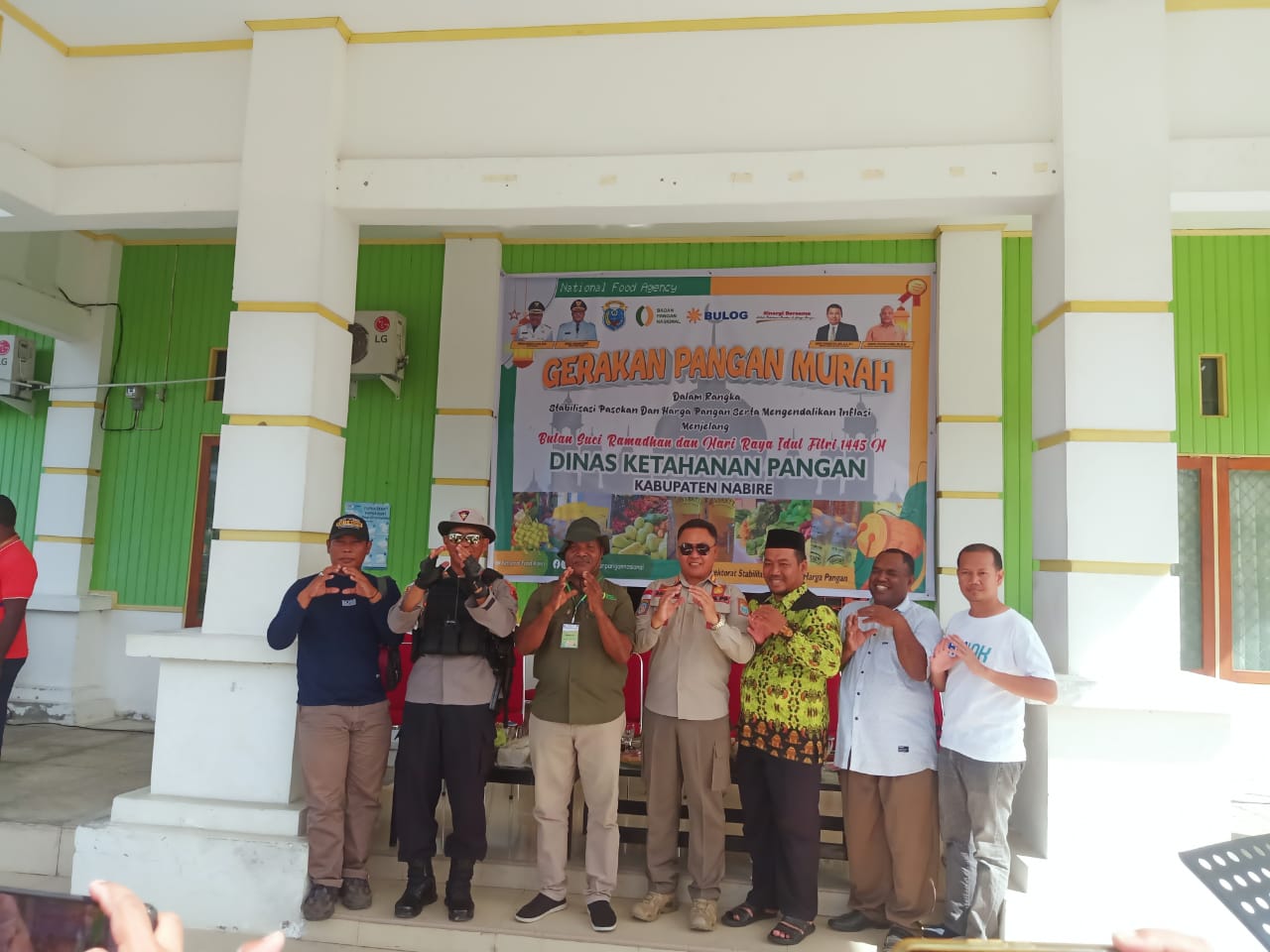 Plt. Kepala Dinas Ketahanan Pangan, Yasor Victor Sawo (Ketiga dari kiri) saat foto bersama dengan aparat keamanan dan para Distributor yang hadir dalam rangka Gerakan Pasar Murah.