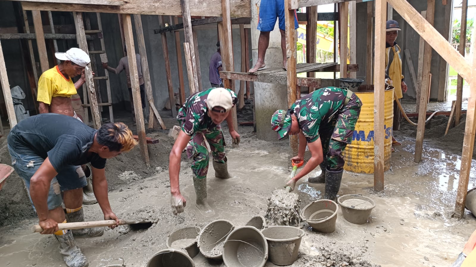 Tampak warga dan anggota Satgas 122/TS gotongroyong membangun masjid di Kampung Pitewi, Sabtu (09/03/2024).