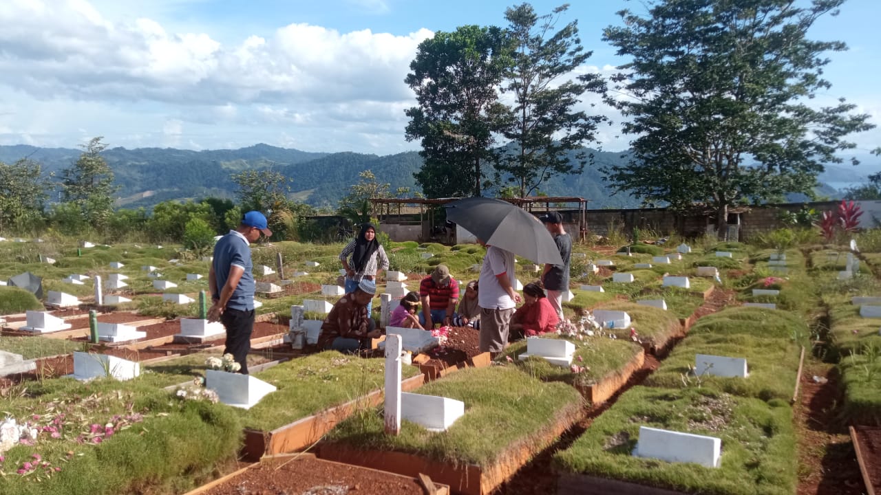 Sejumlah umat muslim yang berziarah di TPU Muslim Buper, Waena menjelang bulan Ramadan, Sabtu (9/3/2024).