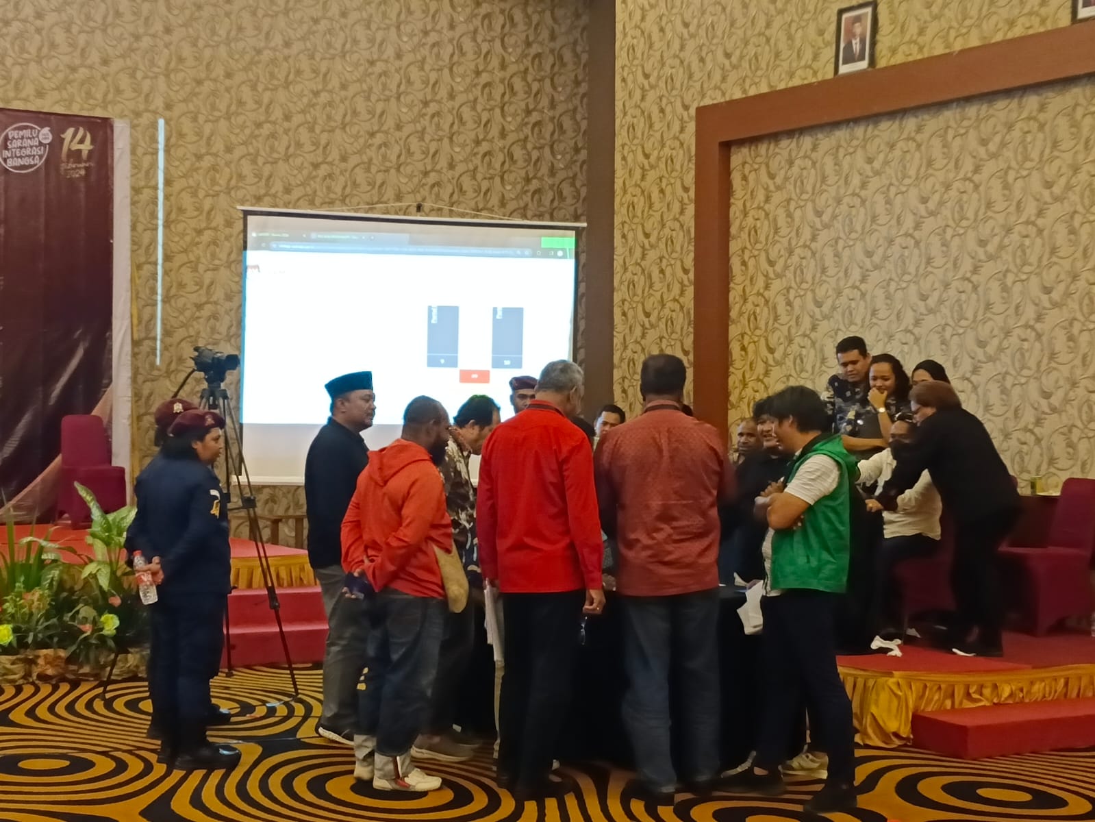 KPU Mappi, KPU Provinsi Papua Selatan, Bawaslu bersama saksi Parpol melakukan pengecekan data perolehan suara akibat adanya ketidaksinkronan data untuk jenis suara DPR Provinsi Papua Selatan.
