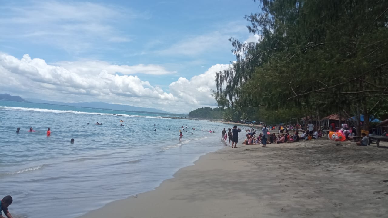Suasana di Pantai Hamadi Tampak Ramai Pengunjung, Senin (11/3/2024)