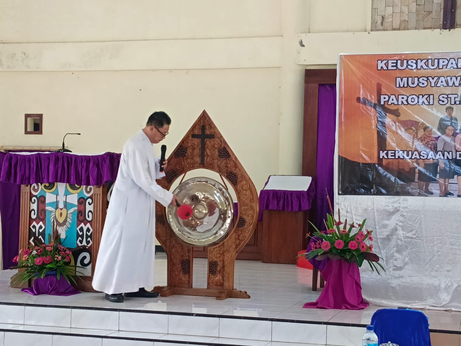 Pastor Paroki Santo Mikhael Kudamati Merauke Dalmasius Tio Refwutu, Pr saat buka Musyawarah I Paroki Santo Mikhael Kudamati Merauke, Senin (11/03/2024)