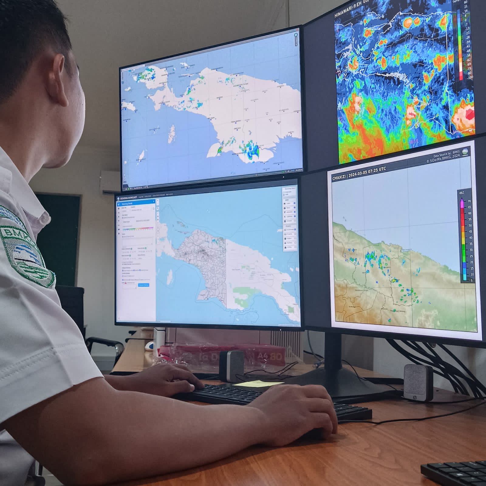 Seorang prakirawan dari BMKG Wilayah V menyaksikan kondisi cuaca di Papua.