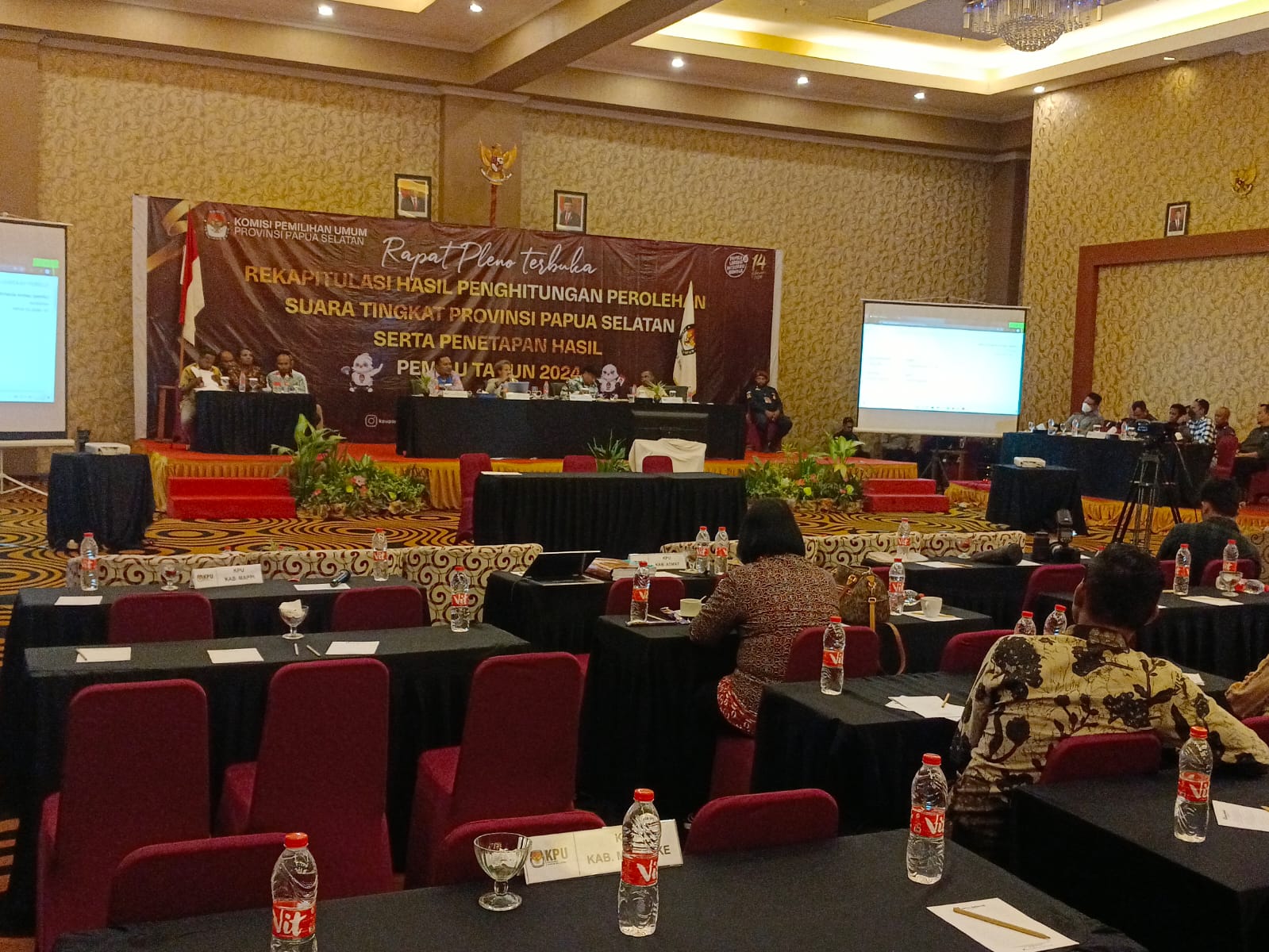 Para saksi saat menandatangani berita acara rekapitulasi perolehan suara Pemilu 2024 oleh KPU Provinsi Papua Selatan di swiss Belhotel Merauke, Rabu (13/03/2024 )