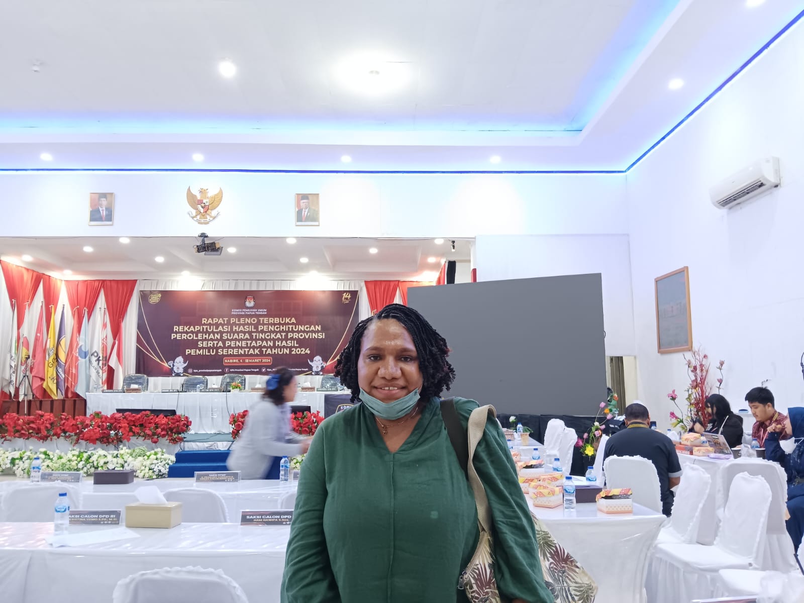 Lis Tabuni, Caleg DPD RI Dapil Papua Tengah peraih suara terbanyak di Kabupaten Puncak Jaya usai diwawancarai media di ruang Pleno rekapitulasi KPU Papua Tengah.