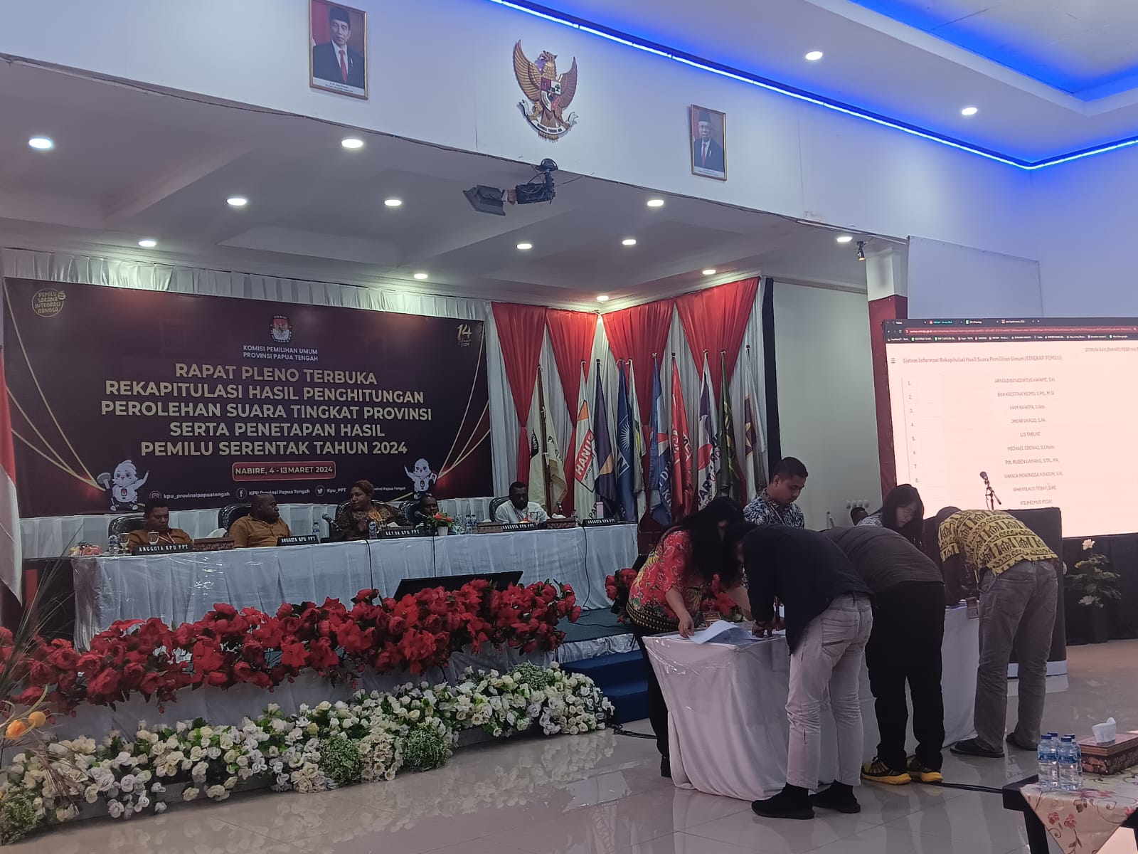 Saksi calon DPD RI Dapil Papua Tengah saat menandatangani berita acara penetapan DPD RI di Aula RRI Nabire.