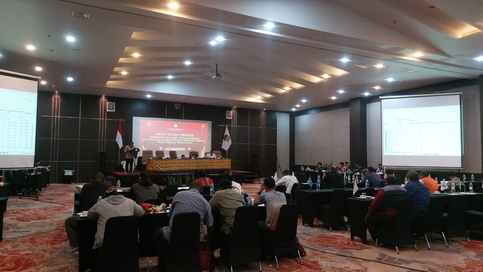 Suasana pleno rekapitulasi suara di KPU Provinsi Papua yang dilaksanakan disalah satu Hotel di Entrop, Kota Jayapura.