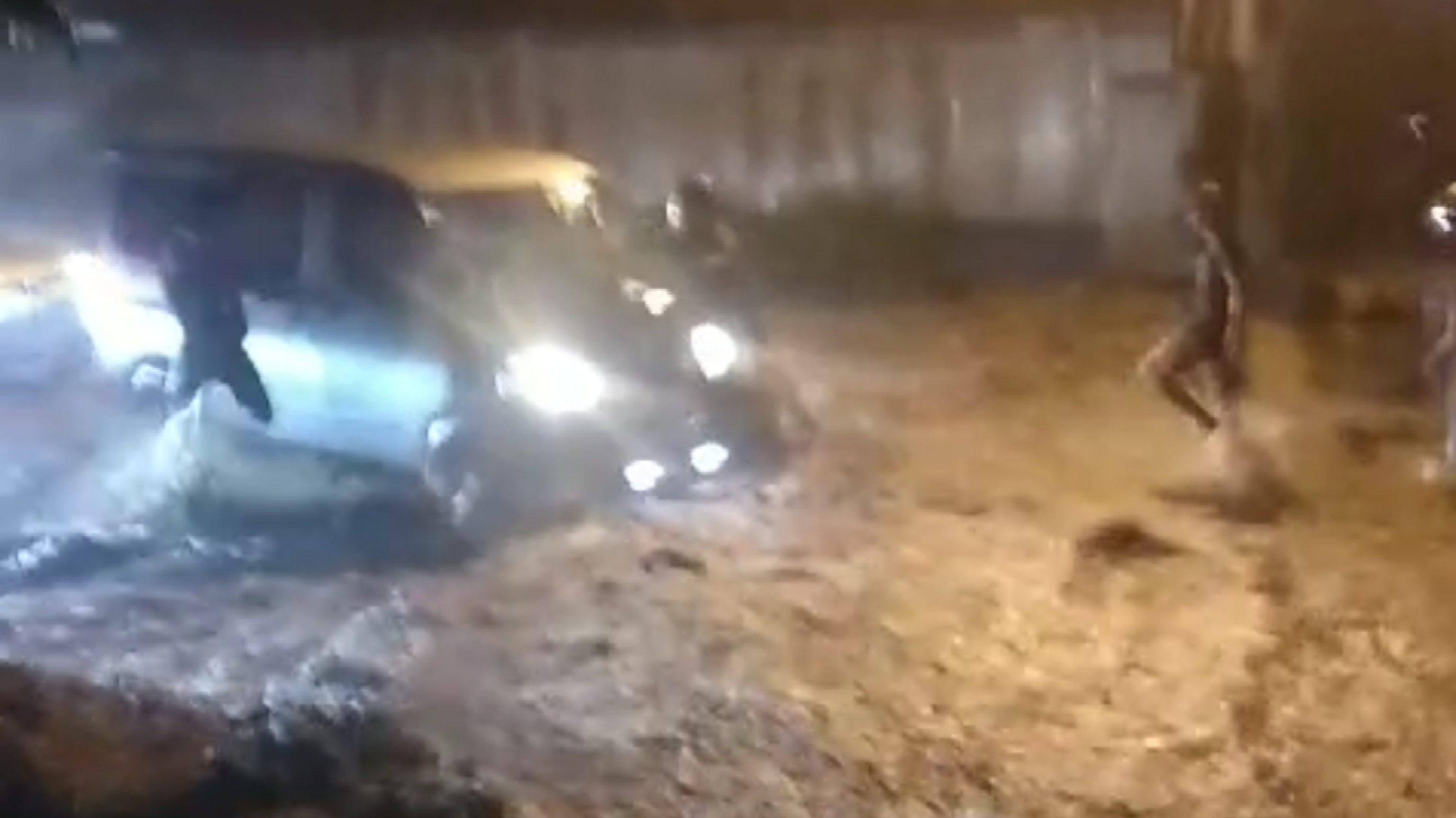 TANGKAPAN LAYAR - Kondisi luapan air akibat derasnya hujan di wilayah Entrop Jayapura Selatan, tepatnya di ruas jalan CV Thomas.