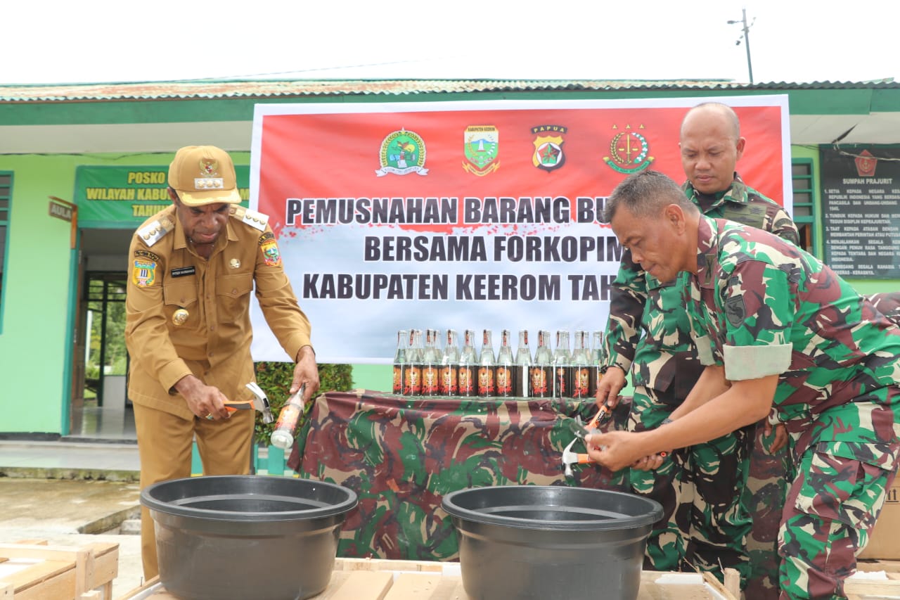 600 Botol Miras Dimusnahkan di Keerom Papua, Piter Gusbager: Kami Tolak Miras!