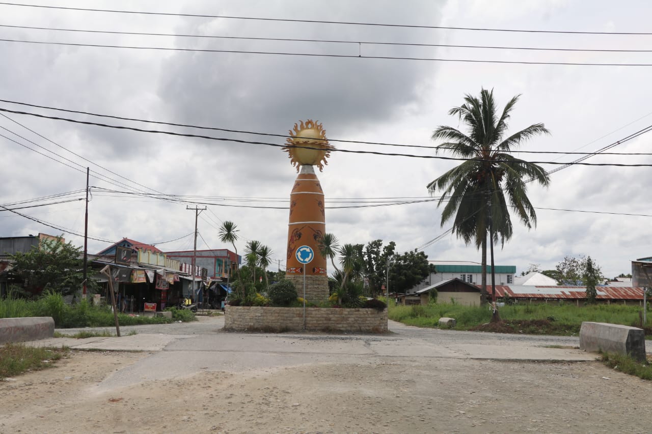 Lokasi pemasangan videotron di Keerom, tepatnya di Arso Swakarsa, di samping Tugu Matahari.