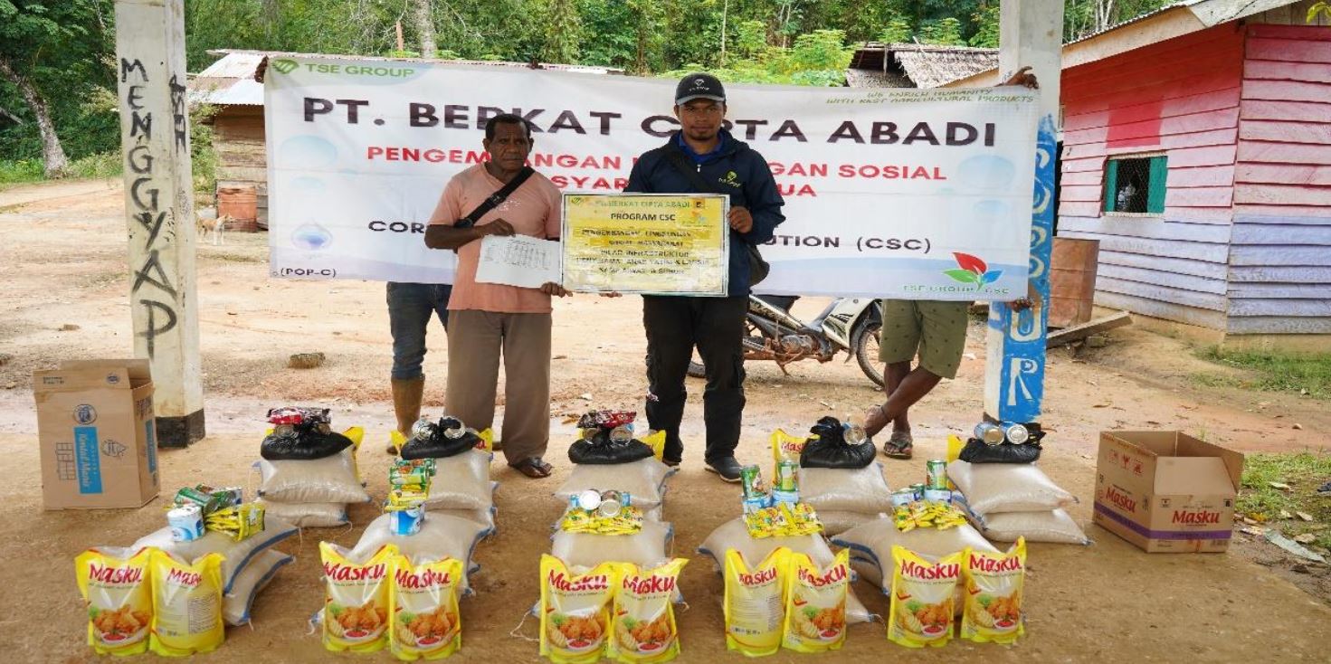 Pihak perusahaan memberikan bantuan bahan pokok makanan kepada perwakilan lansia dan anak yatim piatu di Kampung Subur