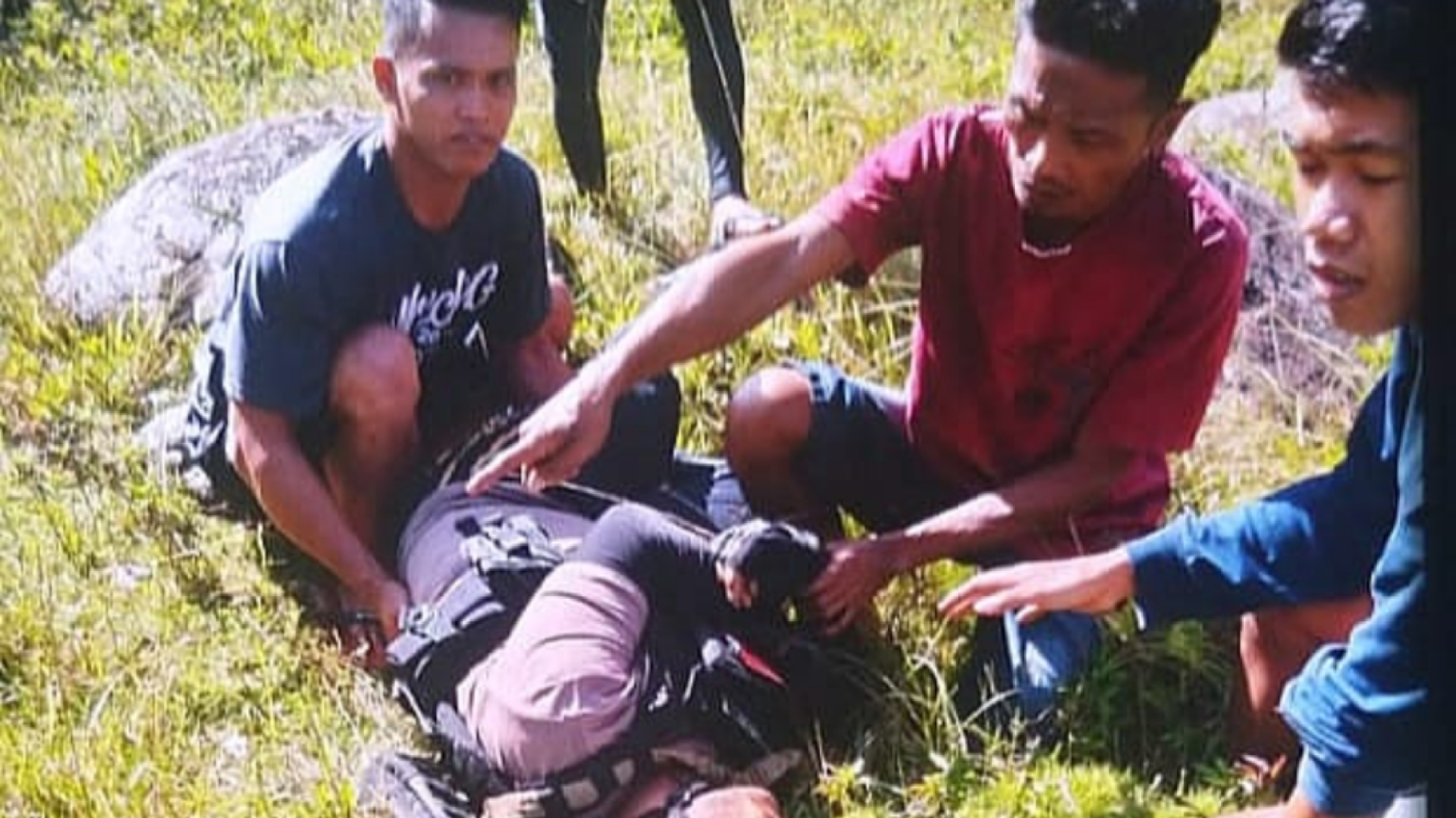 Penembakan kembali terjadi di wilayah Papua Tengah. Kali ini dua anggota Polri gugur ditembak KKB di Paniai, Rabu (20/3/2024).