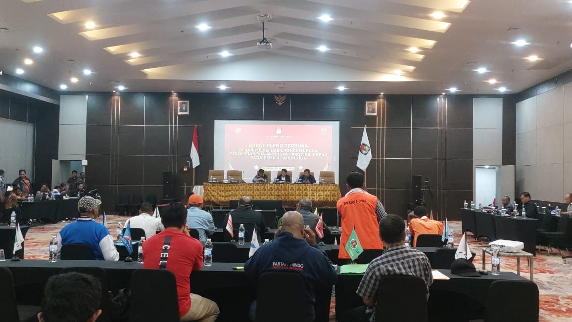 Proses pleno di tingkat KPU Papua dalam rekapitulasi suara DPR Papua.