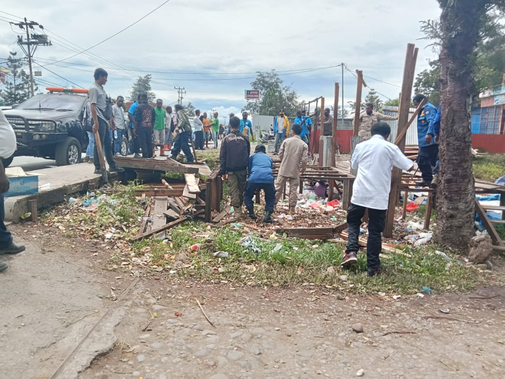 Pembongkaran lapak penjual pinang di Jalan Hom-hom Kota Wamena, Jayawijaya, Papua Pegunungan, Rabu (20/3/2024).