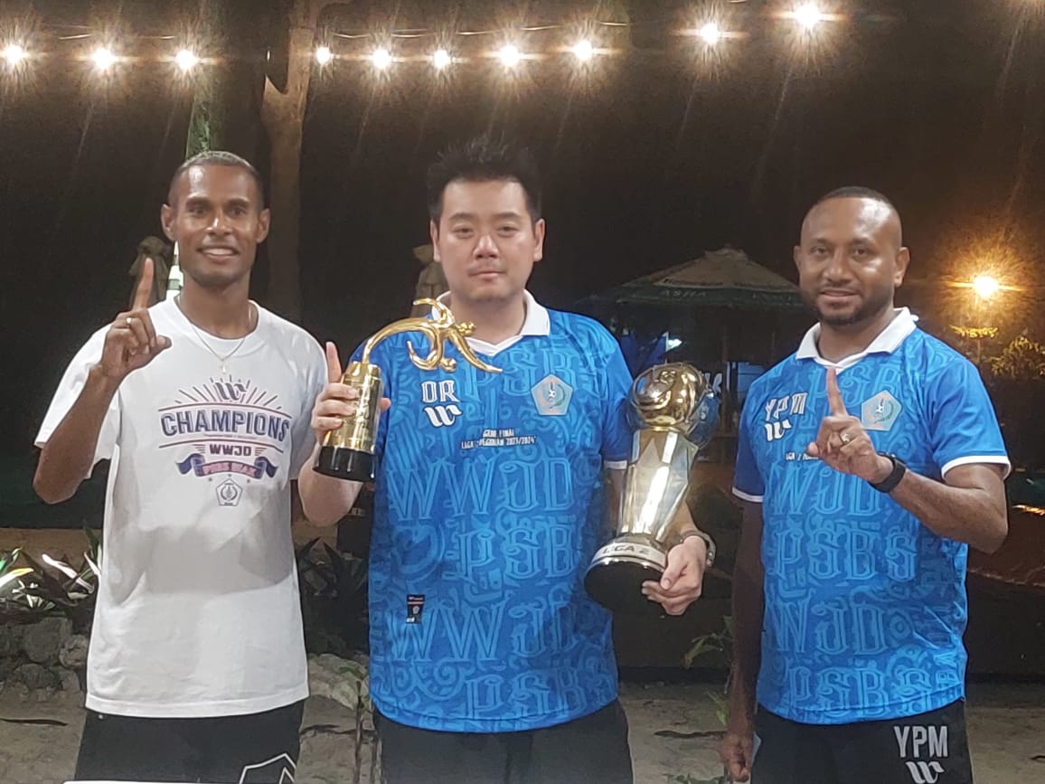 Owner Tim PSBS Biak, Owen Rahadian (tengah) bersama Manajer PSBS Biak, Yan Mandenas (kanan) dan Kapten PSBS Biak Ruben Sanadi (kiri).