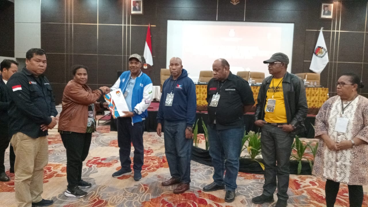 Saksi Partai Golkar, Adam Arisoy ketika menyaksikan penyerahan berita acara pleno dari KPU Provinsi Papua.